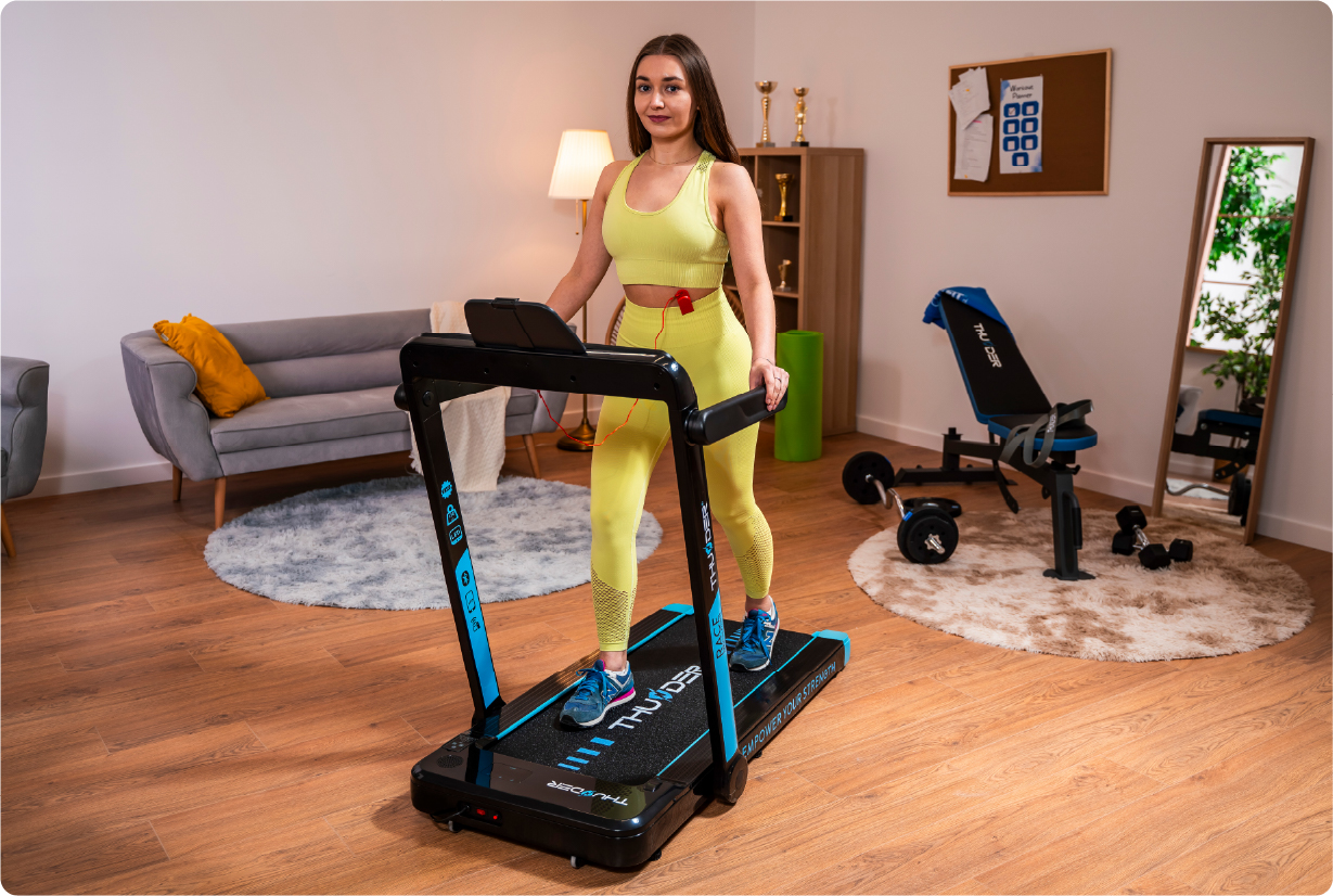 Mujer entrenando en casa en la cinta de correr Thunder RACE