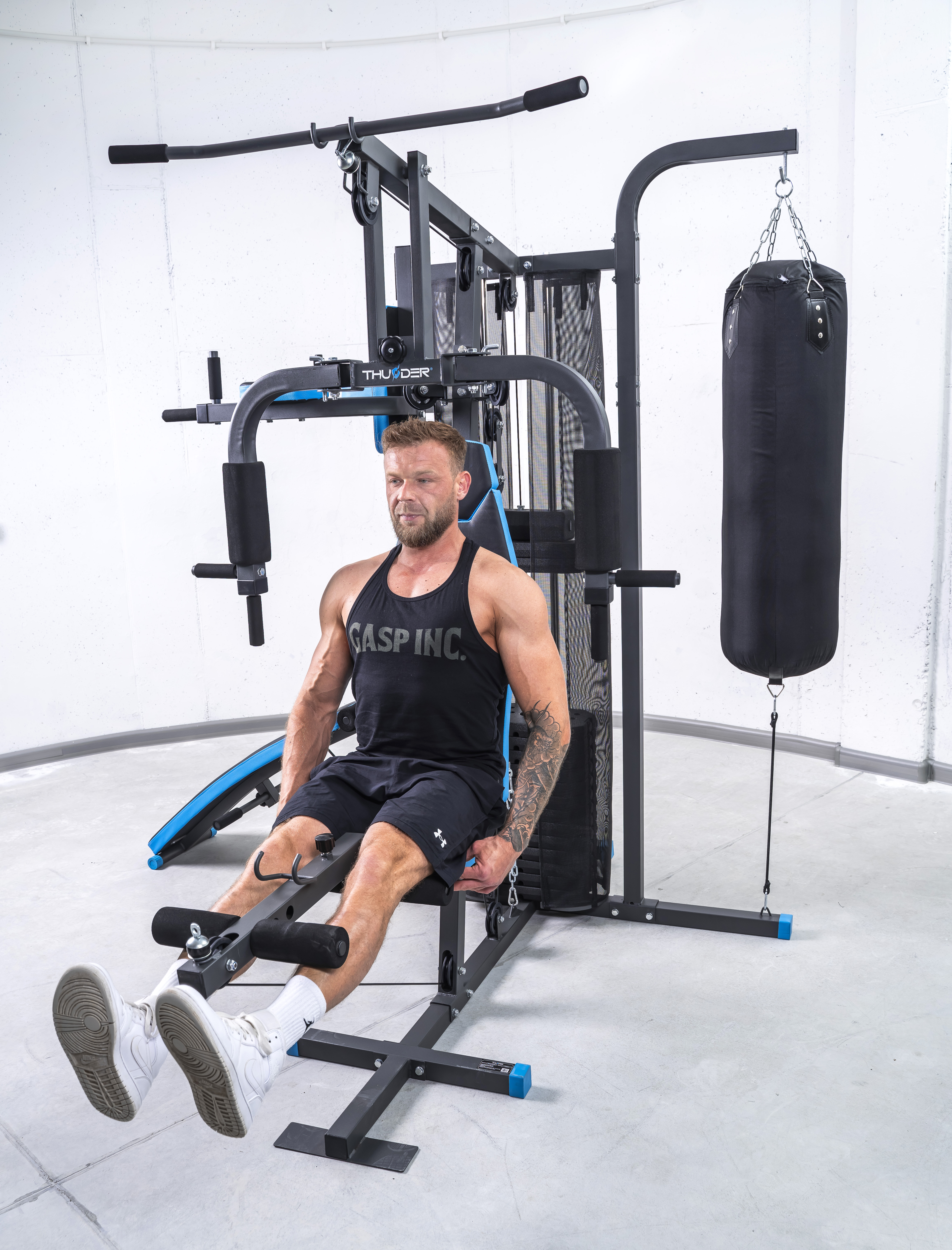 Atlas treningowy z obciążnikami i wyciągiem