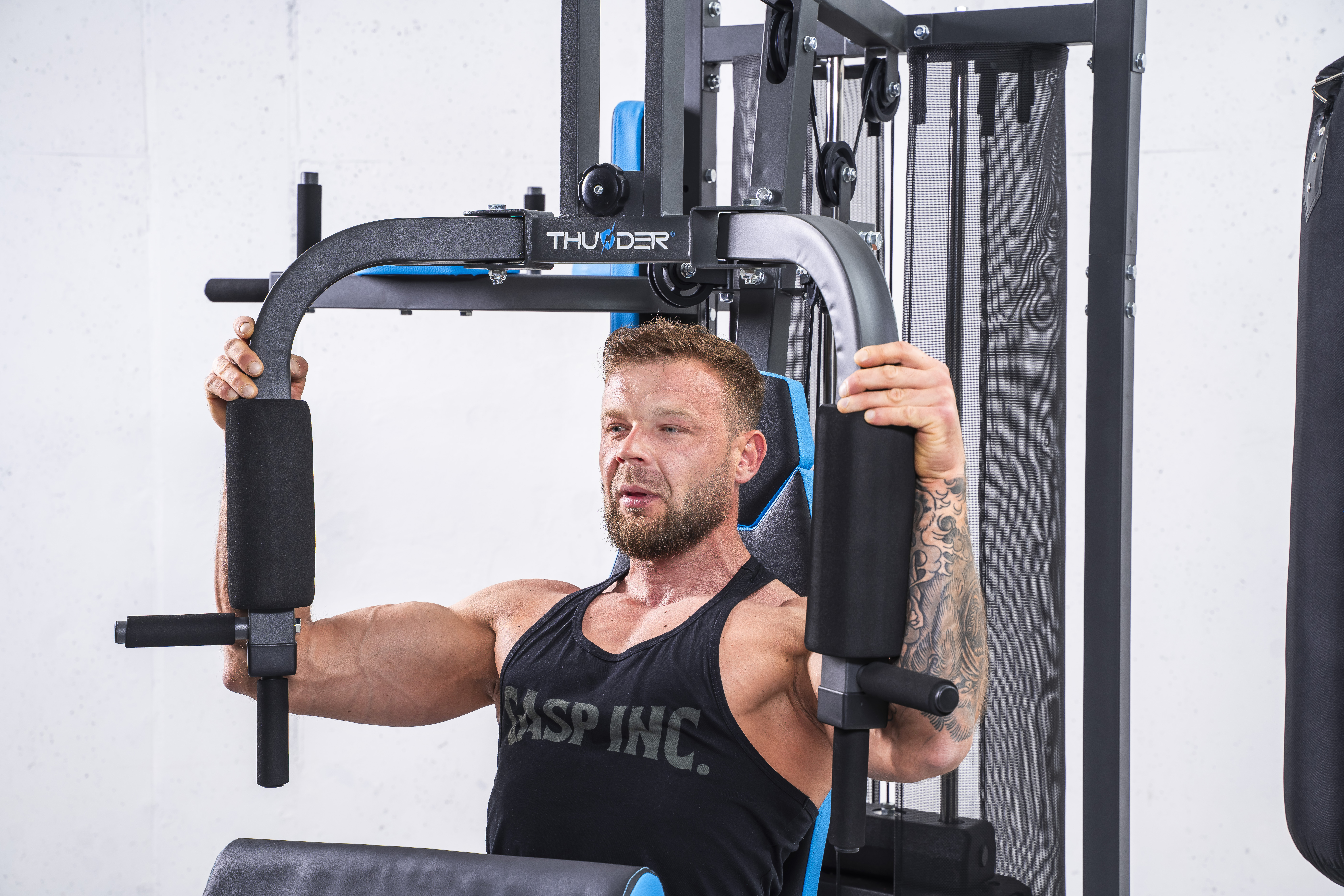 Osoba rozciągająca się na macie do ćwiczeń w domu