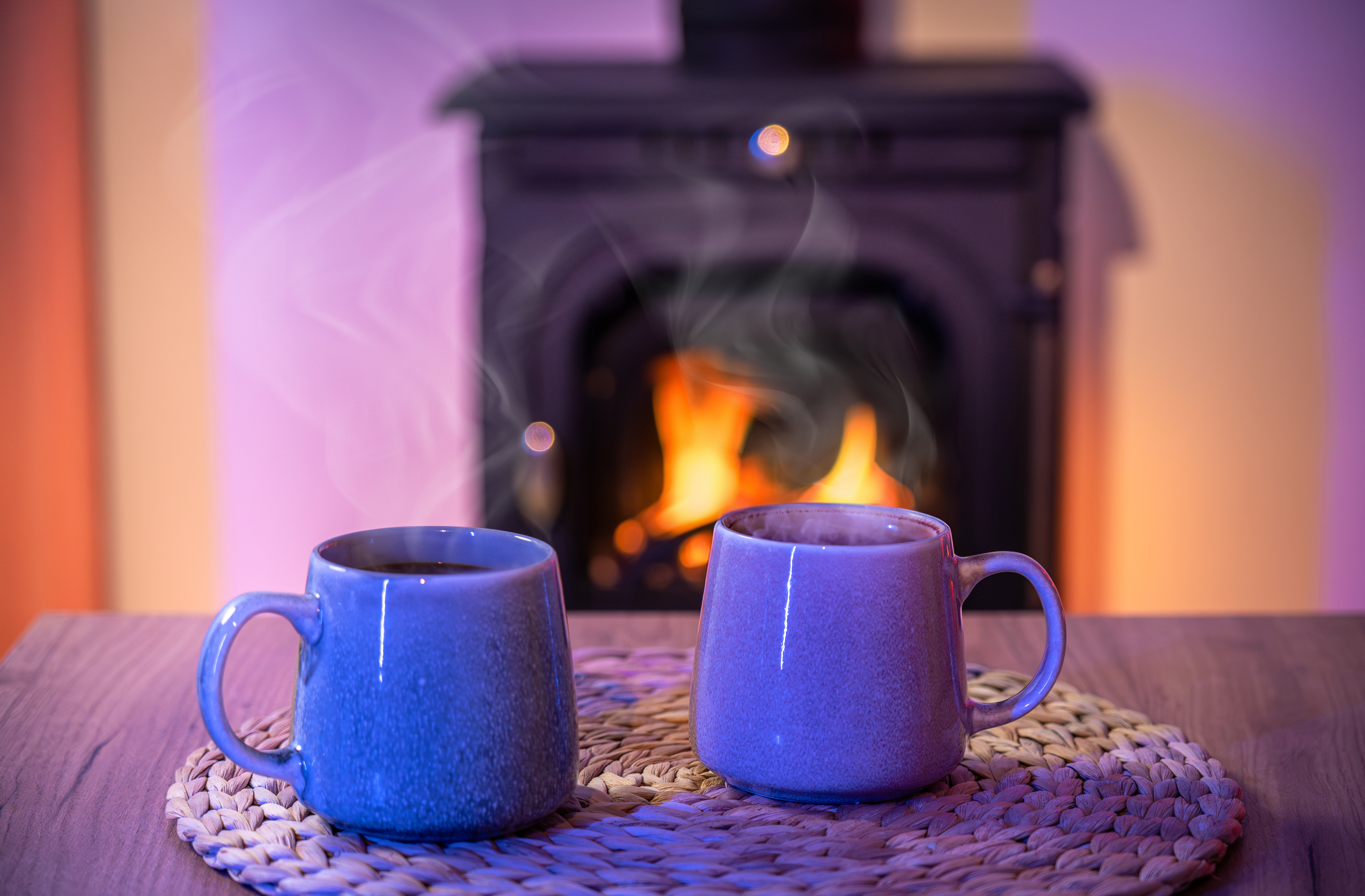 Casa con chimenea caliente, símbolo de calefacción efectiva